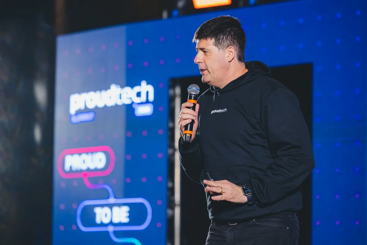 Produzir Ficou Barato, Saber Ficou Caro: O Que o Proud Tech Summit 2026 Revela Sobre a Fronteira Entre Protótipo e Produção