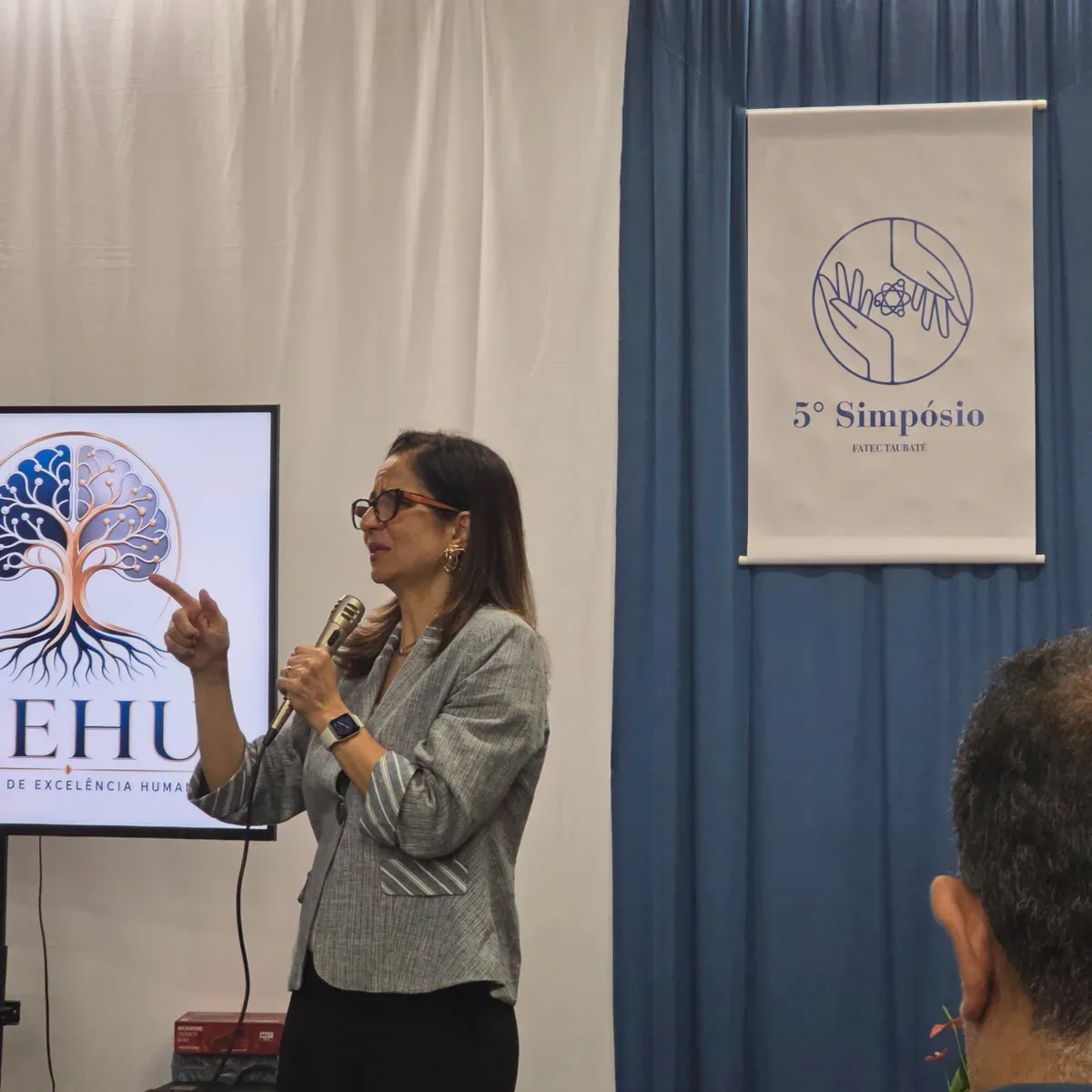 Clinical psychologist Valquiria Saiki presenting her talk on technical anxiety management at Fatec Taubaté auditorium.
